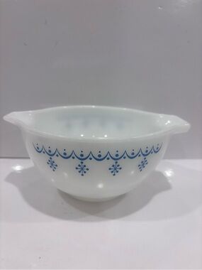 Vintage Pyrex 441 blue snowflake garland Cinderella mixing bowl 1.5pint milkglas